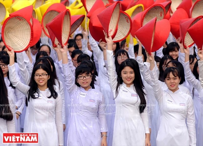 Hơn 1000 nữ sinh Trường THPT Trưng Vương, quận 1 trong trang phục áo dài xếp bản đồ Việt Nam hình chữ S với quần đảo Hoàng Sa và Trường Sa.