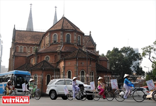 Hành trình xe đạp ''Năng động áo dài'' qua nhà thờ Đức Bà.