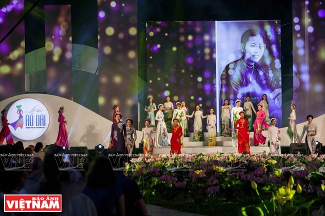 Chương trình biểu diễn nghệ thuật ''Tinh hoa Áo dài Việt'' thu hút được sự quan tâm của du khách.
