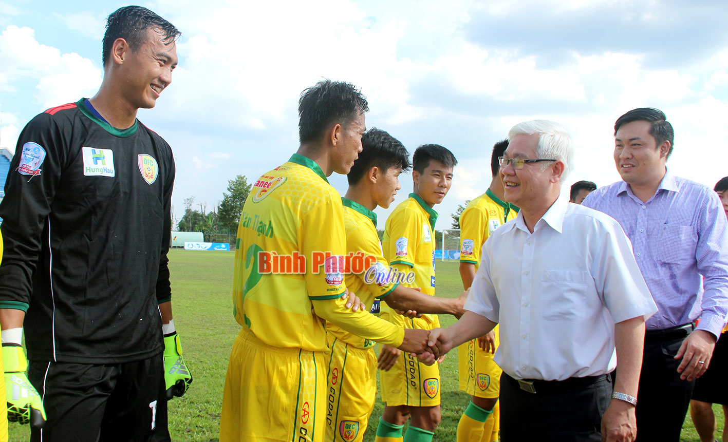 Bí thư Tỉnh ủy Nguyễn Văn Lợi bắt tay các cầu thủ 2 đội trước khi thi đấu