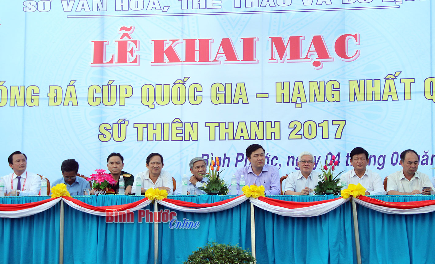 Bí thư Tỉnh ủy Nguyễn Văn Lợi  cùng các đồng chí lãnh đạo một số sở, ngành của tỉnh đến cổ vũ, tạo động lực thi đấu hết mình cho cầu thủ 2 đội