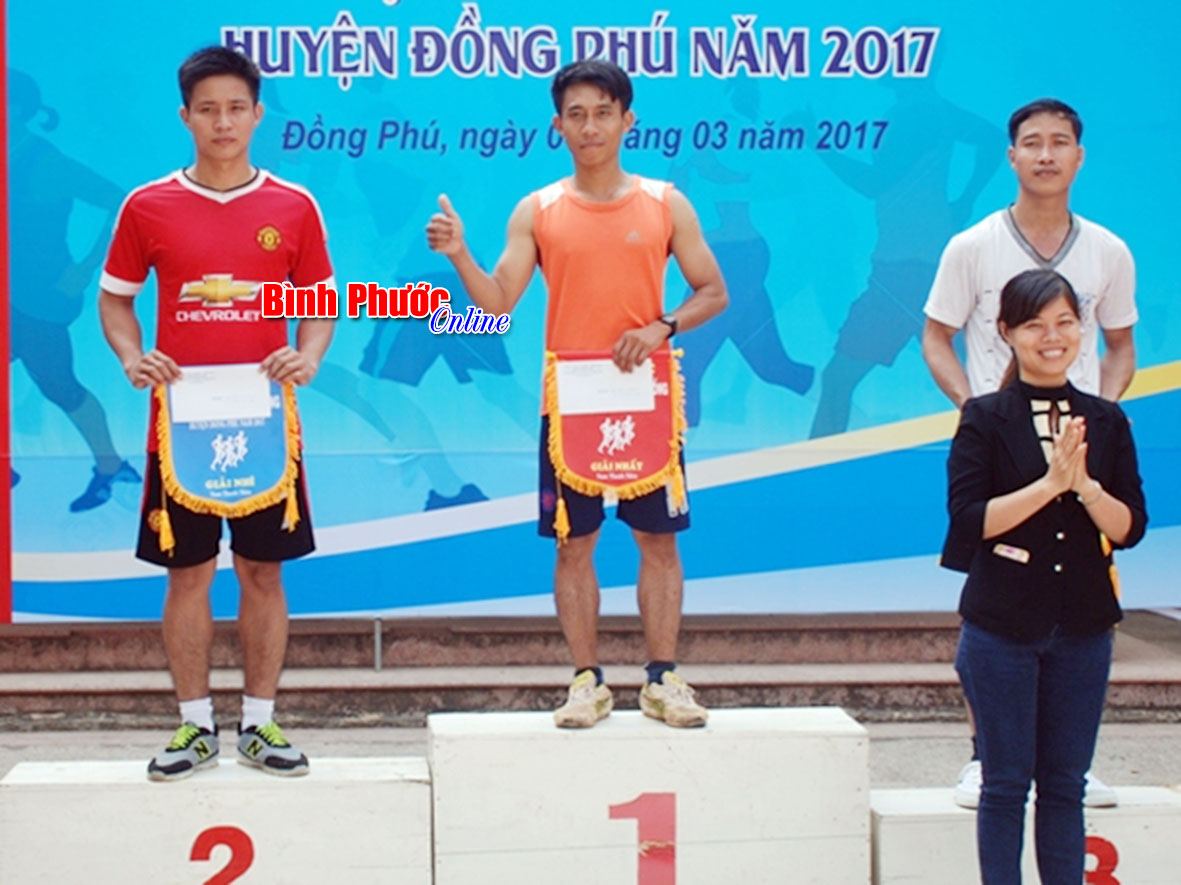 Phó bí thư Huyện đoàn Nguyễn Thị Thu Hà trao giải nhất, nhì, ba cho các cá nhân