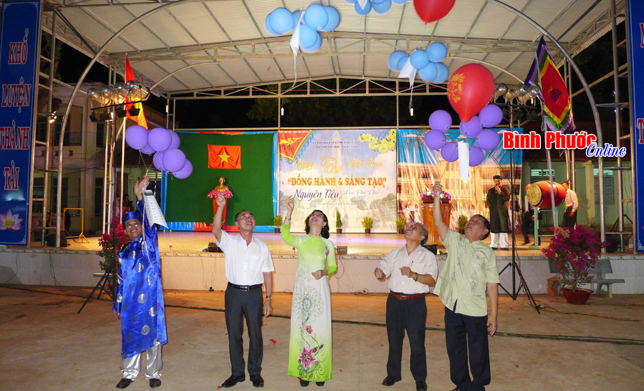 C&aacute;c đại biểu thực hiện nghi thức thả thơ trong đ&ecirc;m Nguy&ecirc;n ti&ecirc;u