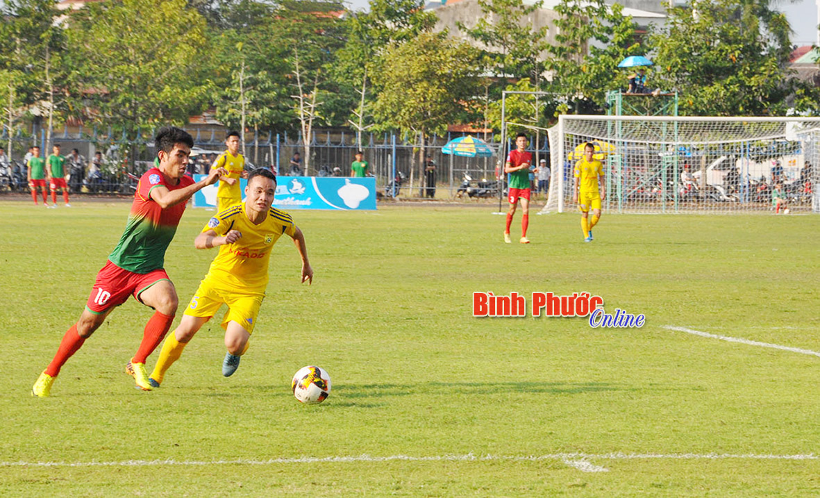 Cầu thủ Hồ Sỹ Giáp (bìa trái) tiếp tục là hy vọng “vàng” của hàng công Bình Phước trong các trận lượt về
