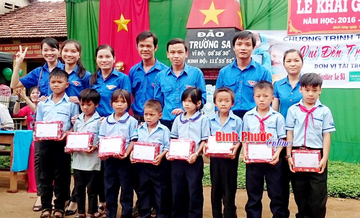 Huyện đoàn trao học bổng tặng học sinh có hoàn cảnh khó khăn tại Trường tiểu học Nguyễn Bá Ngọc, xã Minh Hưng  