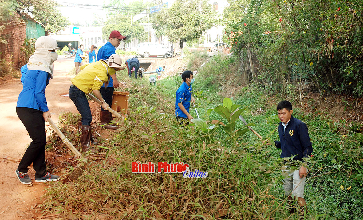   Đoàn viên, thanh niên thị xã Đồng Xoài ra quân dọn vệ sinh môi trường
