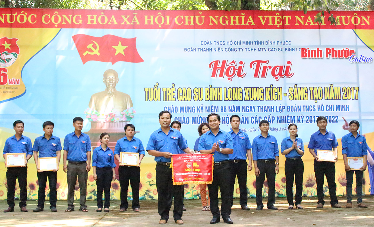 Anh Thái Bảo Tri (bên phải), Bí thư Đoàn thanh niên Tập đoàn Công nghiệp 