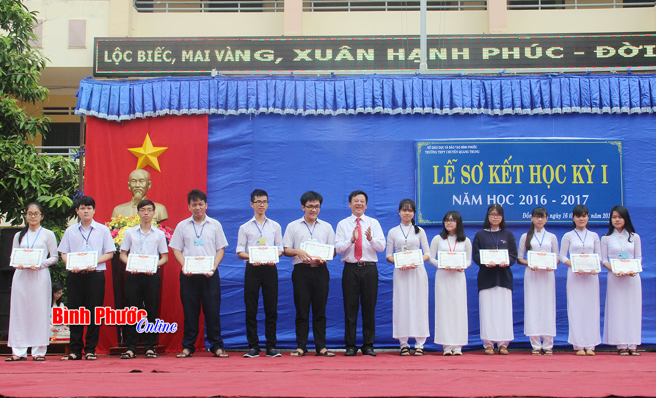 Trường THPT chuyên Quang Trung khen thưởng những em đoạt giải nhất học sinh giỏi cấp tỉnh năm học 2016-2017