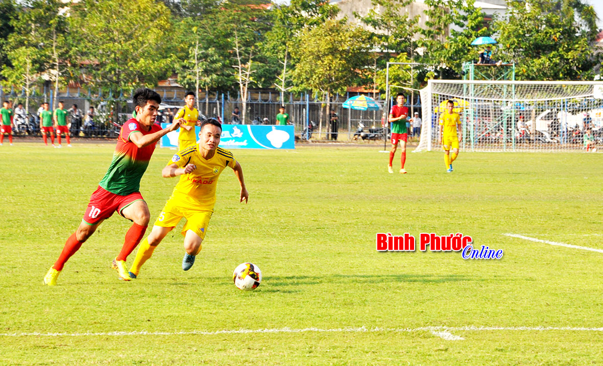 Chú thích ảnh: Cầu thủ Bình Phước (áo đỏ) trong trận đấu thành công trước Nam Định tại vòng 3 vừa qua