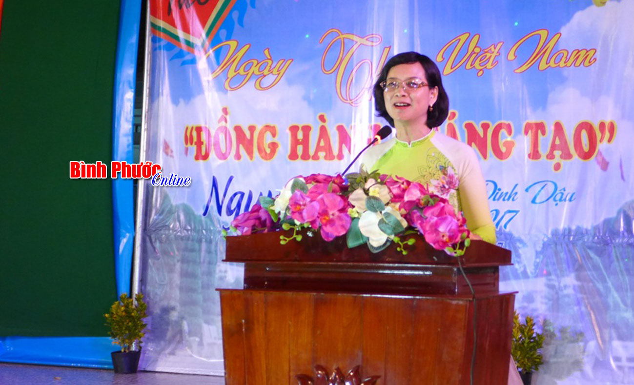 Đồng ch&iacute; Trần Tuyết Minh, Ủy vi&ecirc;n Ban thường vụ, Trưởng ban Tuy&ecirc;n gi&aacute;o Tỉnh ủy ph&aacute;t biểu ch&agrave;o mừng tại đ&ecirc;m thơ