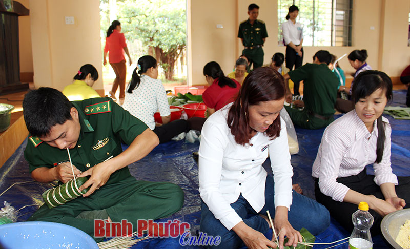 Hội thi gói bánh tét xanh