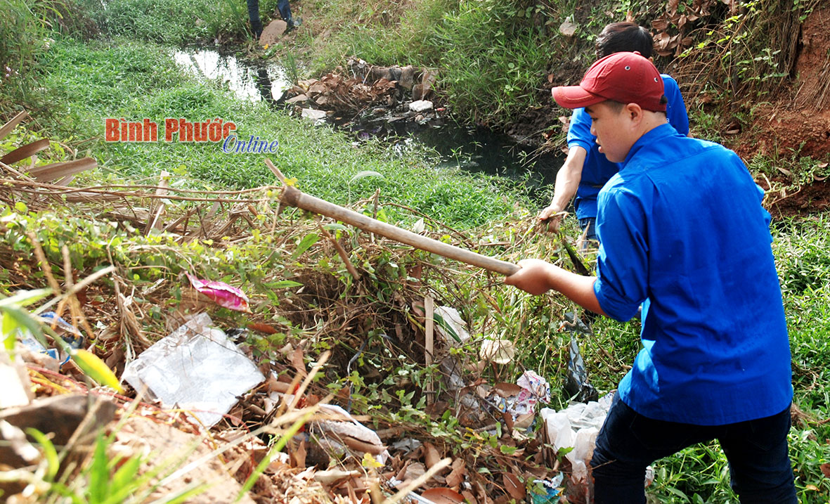 Đoàn viên, thanh niên phường Tân Đồng sẵn sàng lội xuống dòng nước bẩn để vớt các loại rác thải làm sạch dòng suối