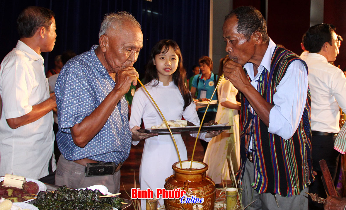Sau lễ khai mạc lãnh đạo các sở, ban, ngành, huyện, thị cùng các già làng thưởng thức ẩm thực đặc trưng của đồng bào các dân tộc sinh sống trên địa bàn huyện Lộc Ninh