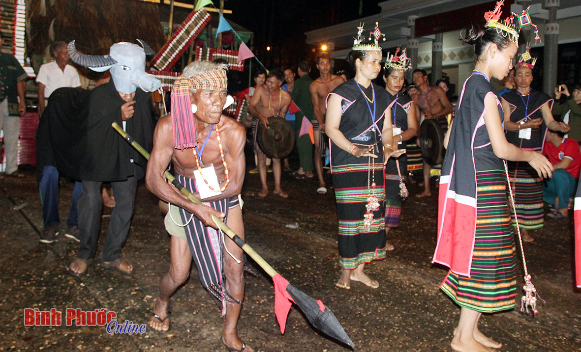 Lễ hội đâm trâu được các nghê nhân xã Lộc Thiện tái hiện sinh động tại liên hoan