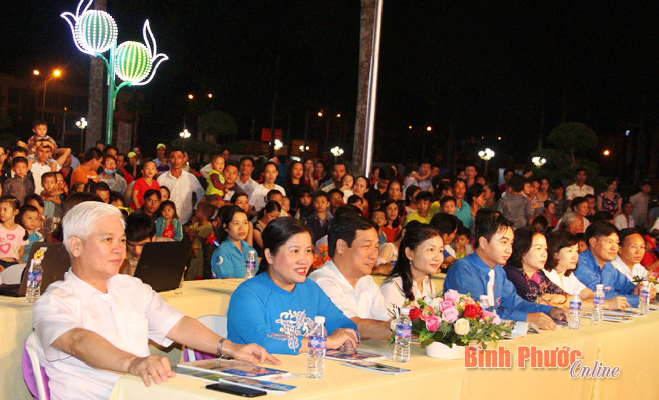 Các đồng chí lãnh đạo tỉnh dự lễ hội văn hóa - ẩm thực “Bình Phước – 20 năm một chặng đường và phát triển”