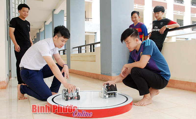 THPT chuyên Bình Long với sân chơi robot