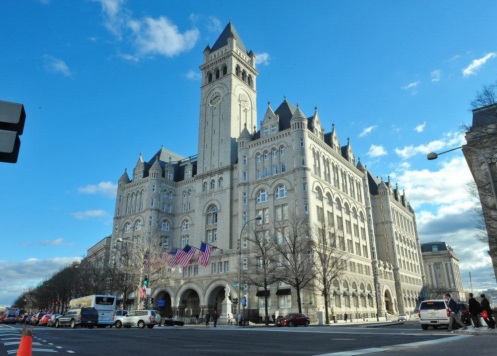Khách sạn Trump International Hotel tọa lạc chính giữa Đại lộ Pennsylvania, một trong những địa điểm thu hút đông du khách nhất những ngày này. (Ảnh: Thanh Tuấn/Vietnam+)