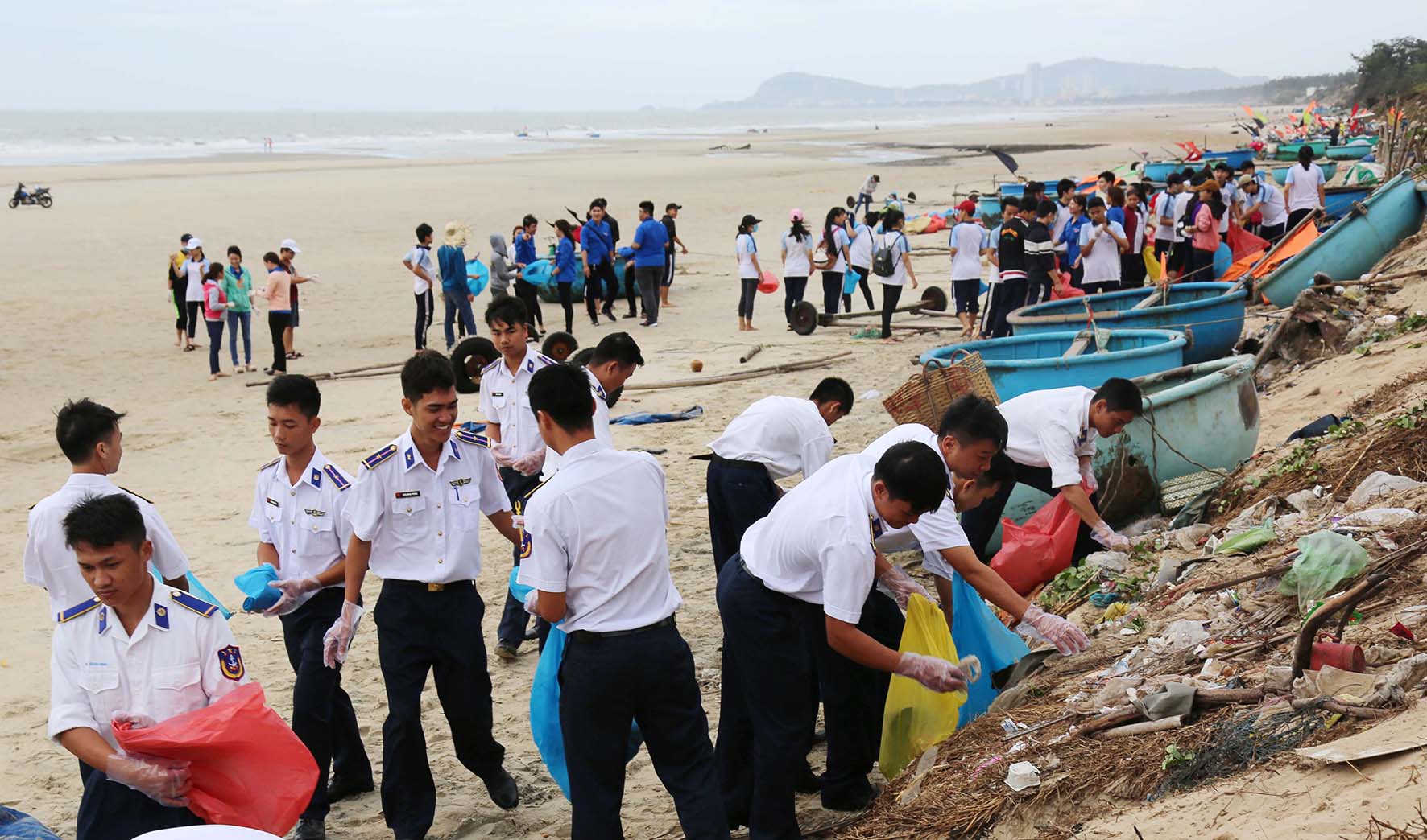 Đoàn viên, thanh niên Bộ Tư lệnh vùng cảnh sát biển 3 tham gia làm sạch môi trường biển - Ảnh: internet