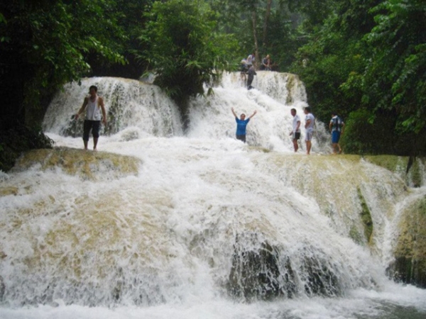 Nhiều du khách thích thú tắm suối Hiêu.