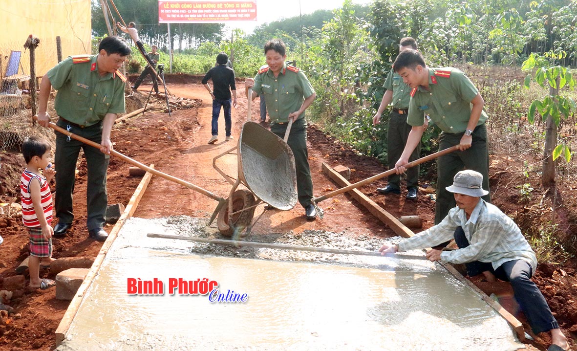 Chi đoàn PA83: Chung tay làm đường bê tông tại xã Nghĩa Trung