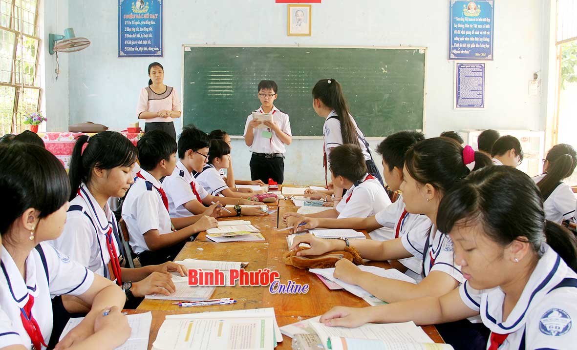 Học theo mô hình VNEN học sinh mạnh dạn, tự tin và chủ động lĩnh hội kiến thức thông qua hoạt động nhóm. Trong ảnh là học sinh lớp 7A8, Trường THCS Lương Thế Vinh đang được kiểm tra bài cũ môn Văn