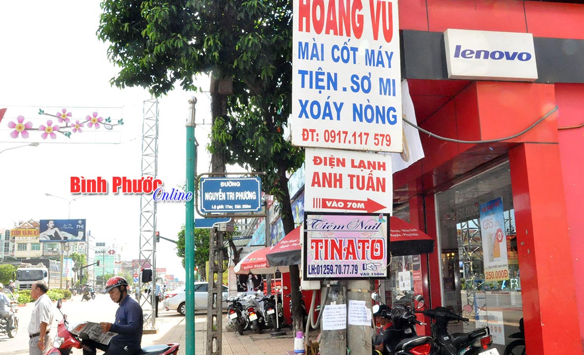 4. Cột điện đường Nguyễn Tri Phương, phường Tân Xuân bị biển quảng cáo “bủa vây”