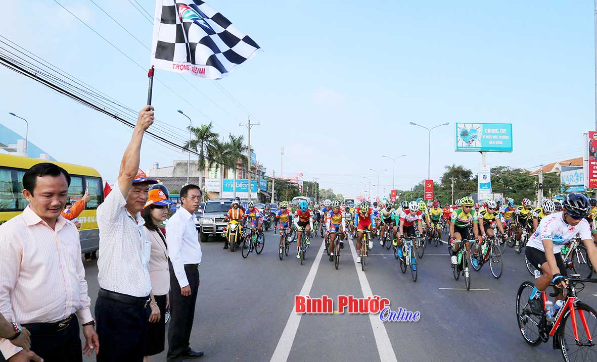 Ủy viên Ban Thường vụ Tỉnh ủy, Bí thư Thị ủy Đồng Xoài Huỳnh Quang Tiên phất cờ hiệu lệnh xuất phát chặng đua thứ 3 Đồng Xoài - Gia Nghĩa