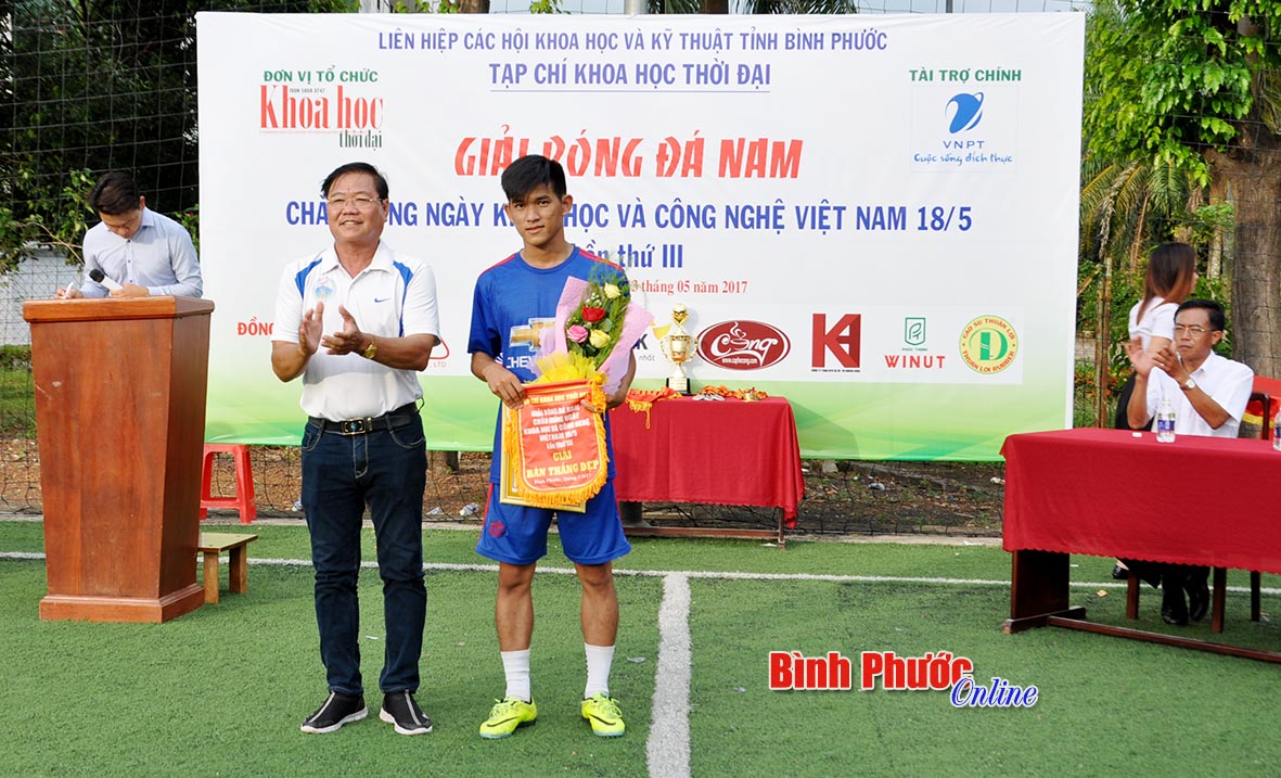 Cầu thủ Nguyễn Anh Khoa đội Báo Bình Phước có bàn thắng đẹp nhất mùa giải