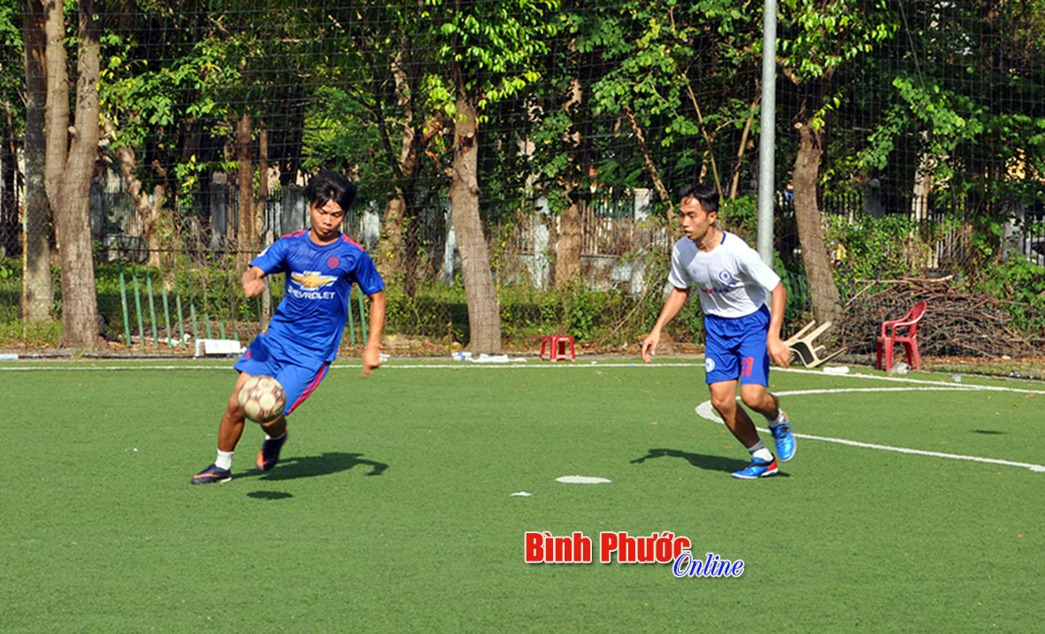 Đội bóng Báo Bình Phước (áo xanh) gặp đội Vietinbank (áo trắng) trong trận trung kết