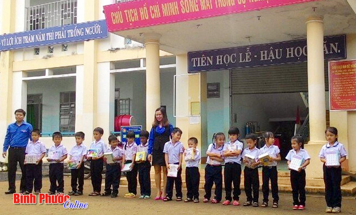 Huyện đoàn Đồng Phú phối hợp Xã đoàn Đồng Tâm tặng quà học sinh Trường tiểu học Đồng Tâm B