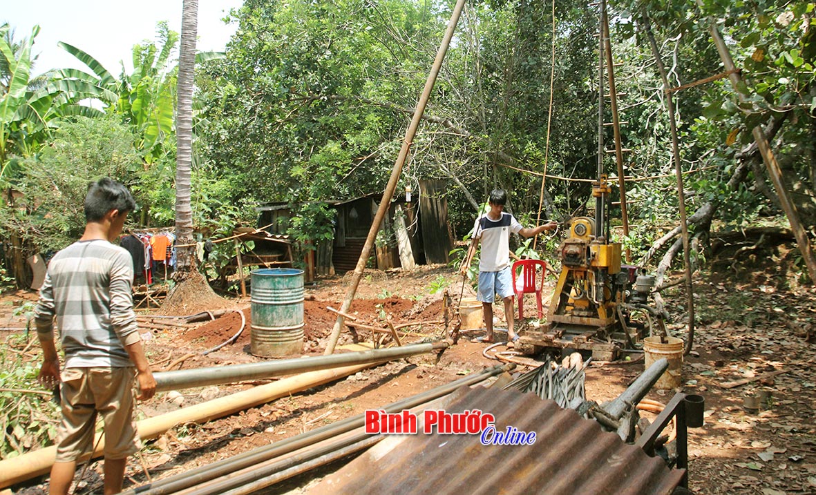 Công nhân làm việc cho hộ kinh doanh Nguyễn Đăng Biển ở tổ 4, khu phố Phú Hưng, phường Phú Thịnh (Bình Long) chuẩn bị khoan nước dưới đất
