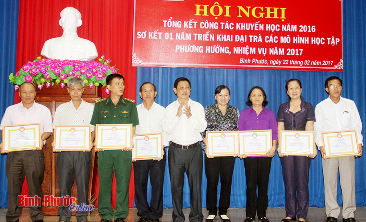 Chủ tịch Hội Khuyến học tỉnh Giang Văn Khoa trao giấy khen cho các tập thể, cá nhân thực hiện tốt công tác khuyến học, khuyến tài năm 2016 - Ảnh: Hồng Sơn