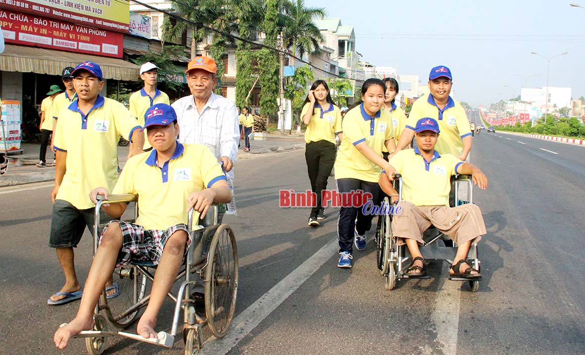 Trên 1.000 người đi bộ vì người khuyết tật