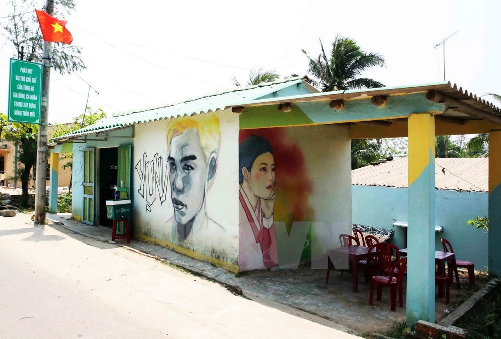 Bức tranh thiếu nữ và hoa sen được vẽ trên tường do các hoạ sỹ Hàn Quốc thể hiện. (Ảnh: Trần Lê Lâm/TTXVN)