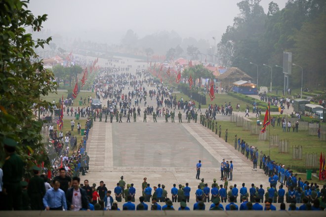 Giỗ tổ tại Đền Hùng bất ngờ vắng vẻ trong ngày khai hội