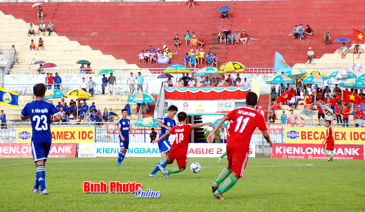 Các cầu thủ Bình Phước (áo đỏ) hòa 2-2 với XM Fico Tây Ninh (áo xanh) trong trận lượt về trên sân Đồng Xoài diễn ra chiều ngày 6-8, mùa giải năm 2016