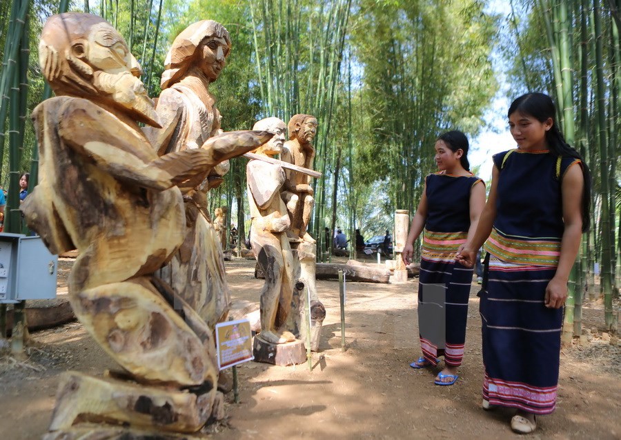 Vườn tượng truyền thống người Tây Nguyên ở buôn Ko Tam. (Ảnh: Dương Giang/TTXVN)