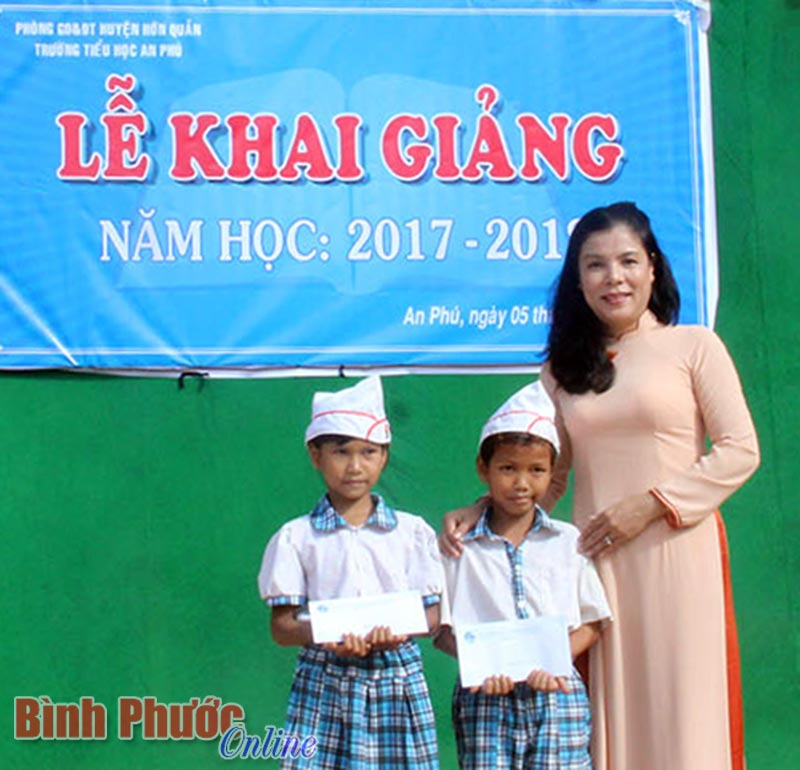 Quỹ “Tiếp bước cho em đến trường” tặng 746 suất học bổng cho học sinh khó khăn