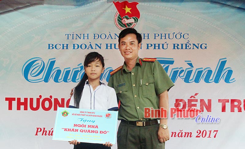 Nhiều phần quà ý nghĩa từ “Yêu thương tiếp sức đến trường”