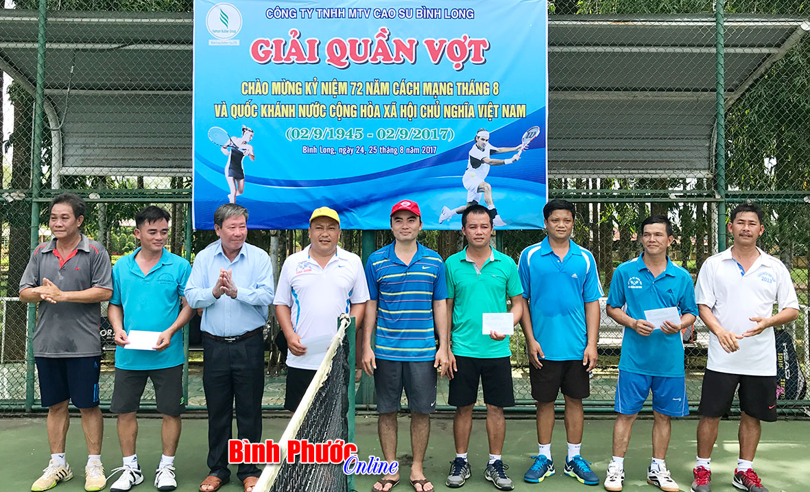          Ông Trần Hoàng Long, Phó bí thư Thường trực Đảng ủy công ty (thứ ba từ trái qua) trao giải cho vận động viên đoạt giải môn quần vợt nội dung đôi nam.