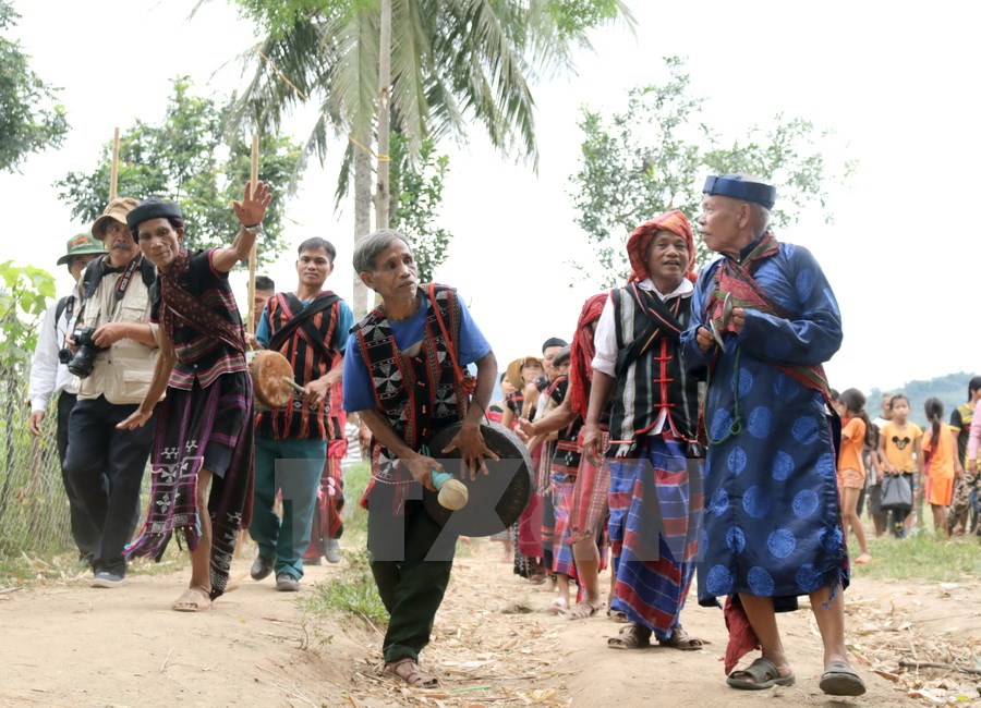 hảy m&uacute;a điệu Rzooc tại lễ hội Ari&ecirc;uping. (Ảnh: Thanh Thủy/TTXVN)