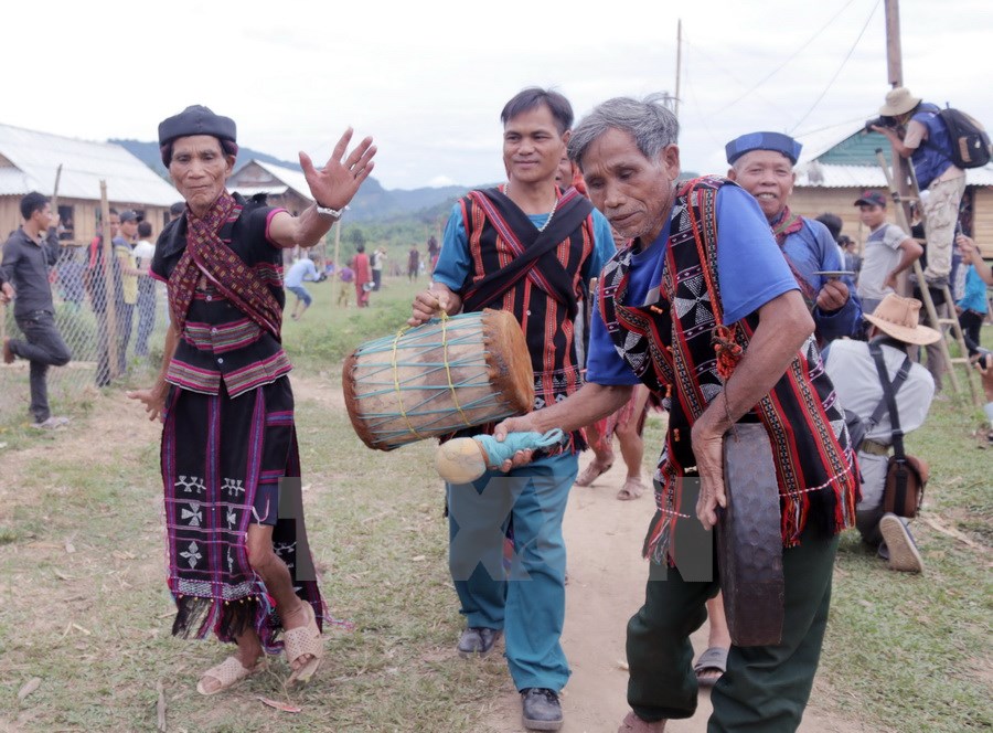 Lễ hội được tổ chức c&ograve;n g&oacute;p phần giải quyết việc chuyển dời khu nghĩa địa, quy tụ lăng mộ ở một nơi nhất định, l&acirc;u d&agrave;i; ph&acirc;n c&ocirc;ng tr&aacute;ch nhiệm của từng l&agrave;ng đồng b&agrave;o d&acirc;n tộc Pak&ocirc;.. (Ảnh: Thanh Thủy/TTXVN)