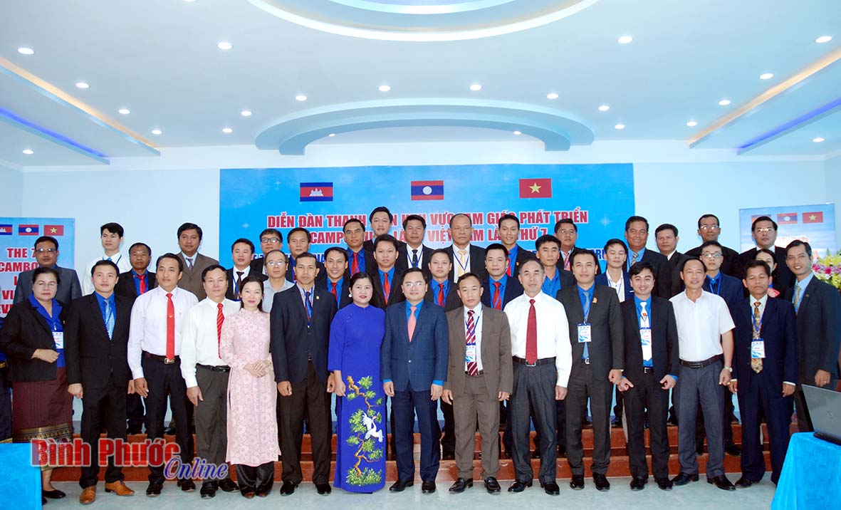 Lãnh đạo tỉnh Bình Phước và Ban tổ chức diễn đàn chụp hình lưu niệm cùng đại biểu thanh niên 3 nước Campuchia - Lào - Việt Nam