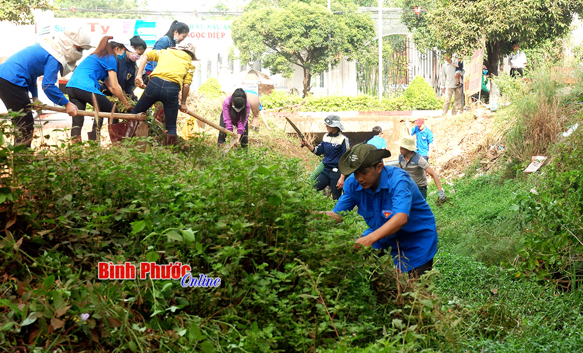 Đoàn thanh niên phường Tân Đồng ra quân dọn vệ sinh các suối trên địa bàn