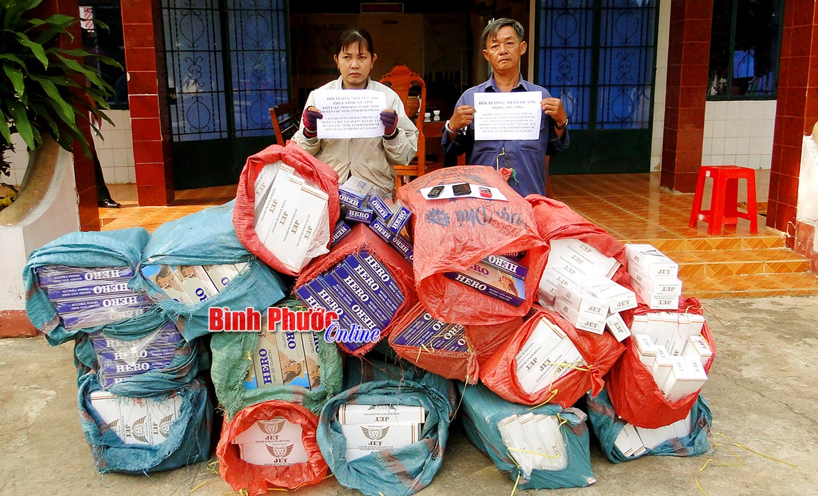 Từ trái qua: Nguyễn Thị Thùy Linh và Trần Văn Song bị lực lượng chức năng bắt giữ do vận chuyển 6.500 gói thuốc lá điếu lậu - Ảnh: Thế Cường