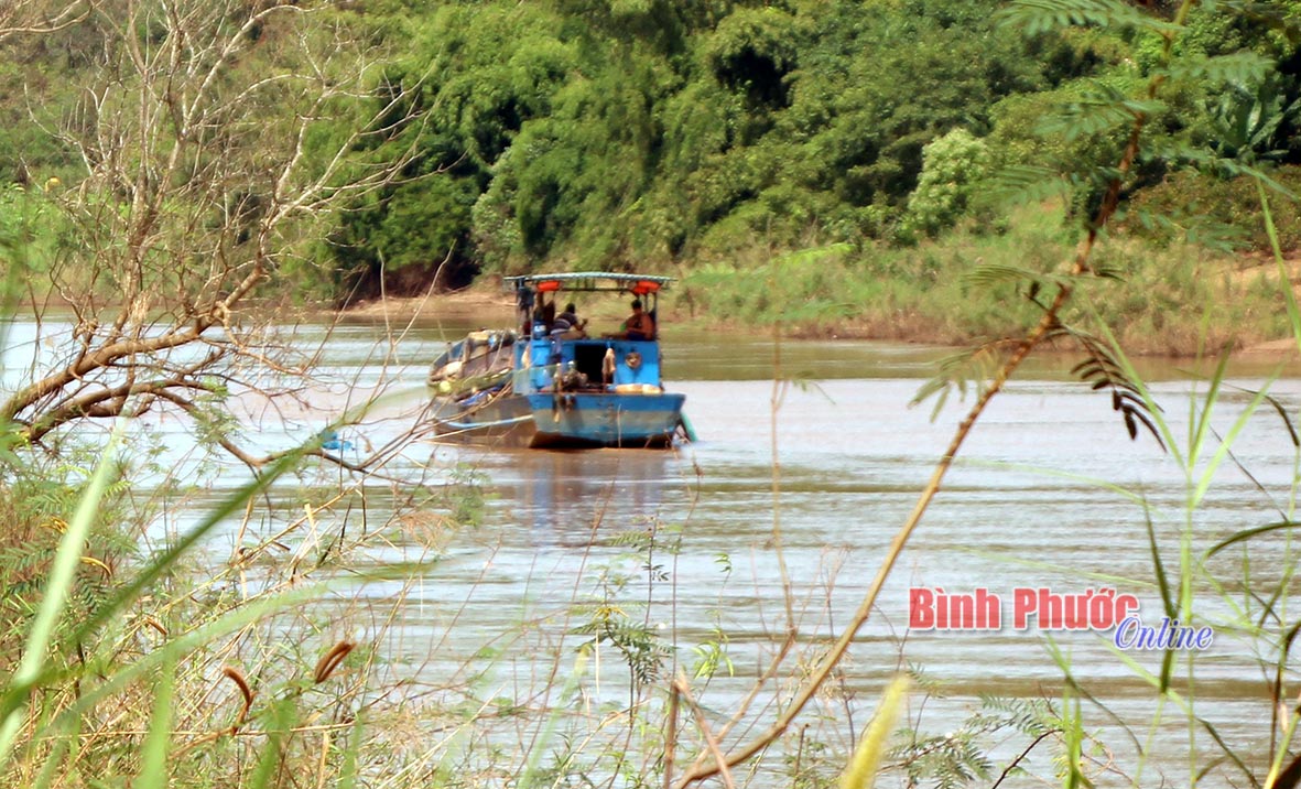 Tàu khai thác cát trái phép dọc 2 bên bờ sông Đồng Nai, đoạn qua địa bàn thôn 6, xã Đăng Hà