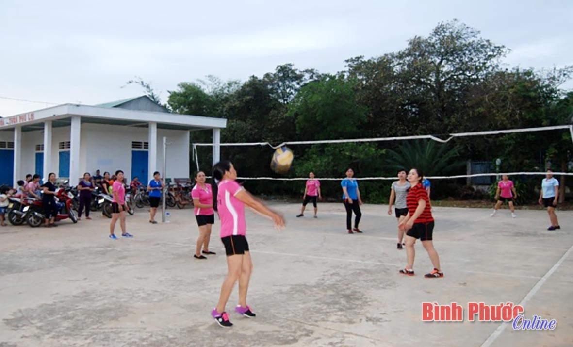 Cứ 17 giờ, chị em thôn Phú Lợi lại tập trung tại nhà văn hóa chơi bóng chuyền