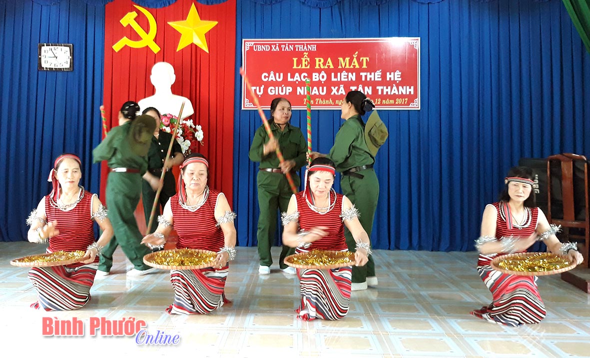 Đội văn nghệ người cao tuổi ấp 7, xã Tân Thành biểu diễn phục vụ các hoạt động tại xã