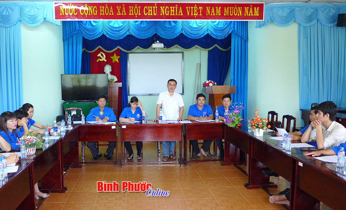 Đồng chí Lê Trường Sơn, Chủ tịch UBND thị xã phát biểu tại hội nghị