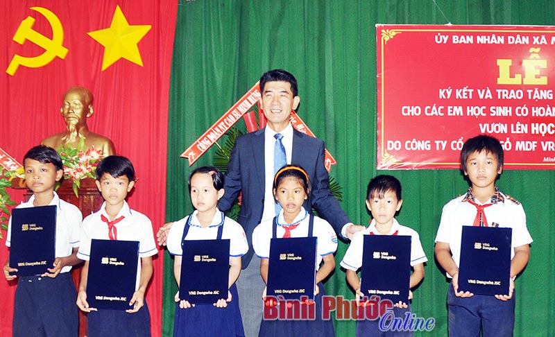 20 học sinh tiêu biểu nhận “Học bổng VRG Dongwha”